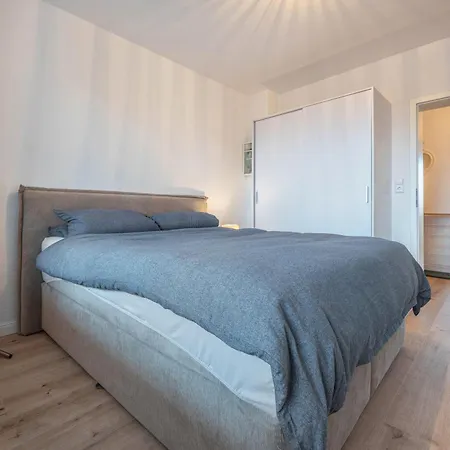 Elegante Mit Balkon
